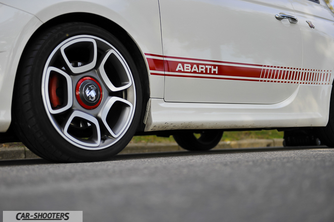 logo abarth 500 esseesse e i cerchi a 5 petali