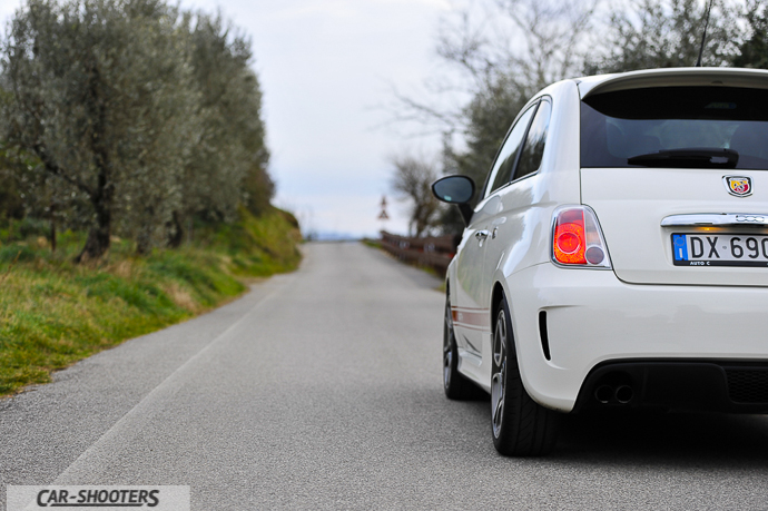 il posteriore della 500 abarth esseesse nelle strade sotto artimino e la villa dei cento camini