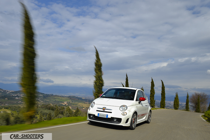 i cipressi e l'abarth 500 esseesse nella strada che porta ad artimino