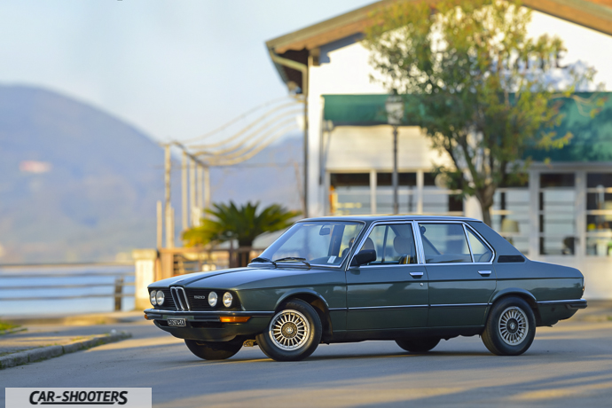 la bmw 520 con dietro il lago di massaciuccoli a torre del lago puccini