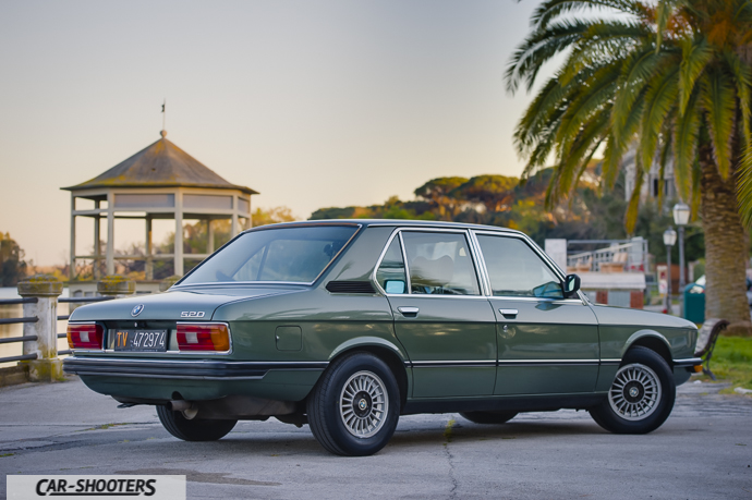 la bmw 520 d'epoca a torre del lago puccini col lago di massaciuccoli e la terrazza