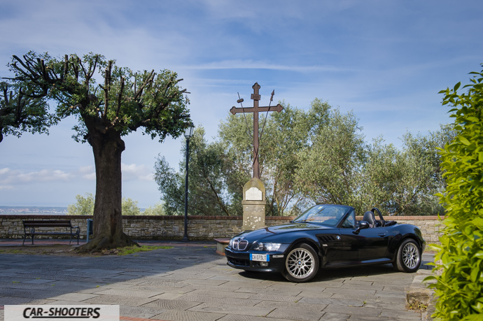 hdr bmw z3 dietro la chiesa di pieve a elici