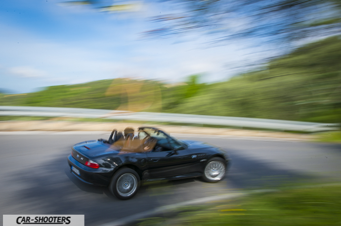 panning spinto nei tornanti che portano a pieve a elici con bmw z3