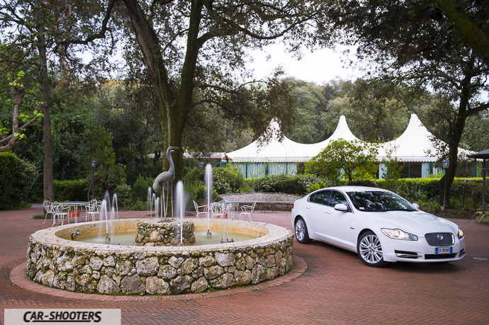 jaguar xf nel parco di hotel villa ariston