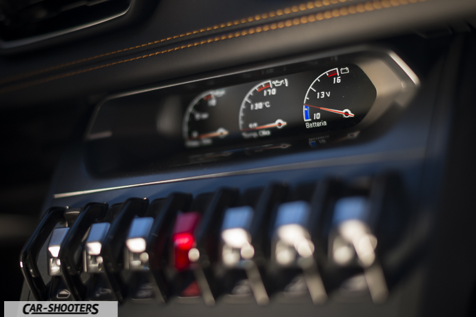 Lamborghini Huracán dettaglio indicatori batteria temperatura e pressione olio