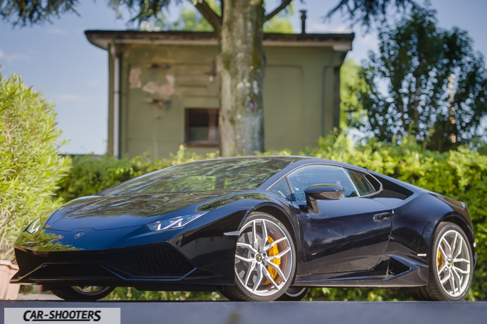 Lamborghini Huracán tre quarti frontale con led accesi