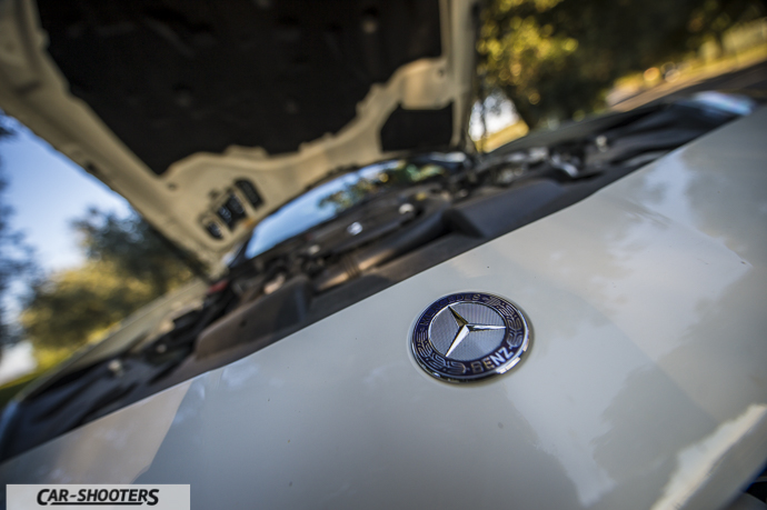 dettaglio logo Mercedes Benz su cofano anteriore