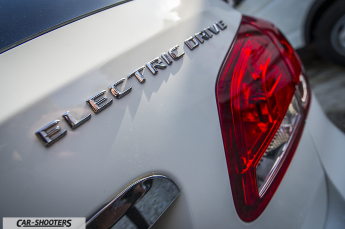 Dettaglio logo su Mercedes-Benz Classe B Electric Drive