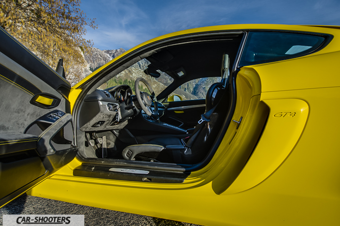 Porsche Cayman GT4 interni