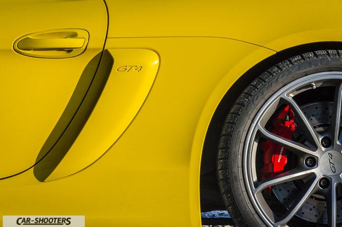 Porsche Cayman GT4 dettaglio loghi laterali e cerchi
