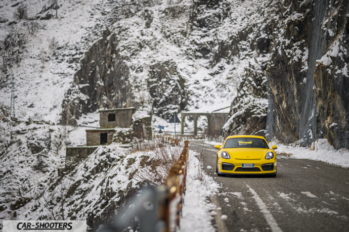 Porsche Cayman GT4 sulla neve