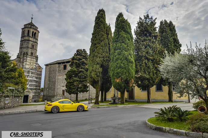 Chiesa e Porsche Cayman GT4