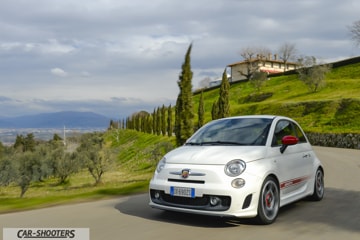 la cinquecento abarth esseesse e la villa dei cento camini di artimino sullo sfondo