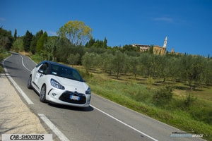 citroen ds3 nella via panoramica vicino siena