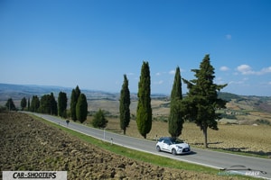 cipressi e colline toscane vicino siena