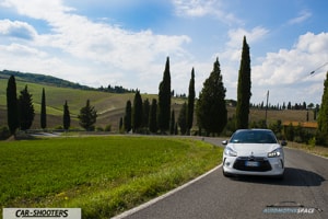 strade con cipressi e la ds3 con fari full led
