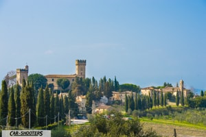 il castello di poppiano e la capella adiacente in uno scatto dalle strade vicine