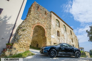 lucardo e i resti del castello con la porta e la peugeot rcz thp 200