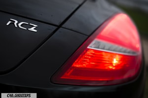 dettaglio logo peugeot rcz