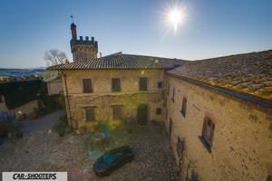 vista dall'alto della corte del castello di poppiano