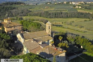 particolare della cappella antistante al castello di poppiano