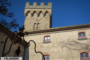 particolare della torre del castello di poppiano scattata dall'interno nella corte