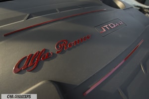 Alfa Romeo Giulietta dettaglio logo motore