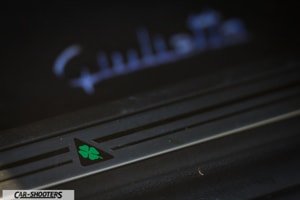 Alfa Romeo Giulietta dettaglio logo quadrifoglio battitaccoverde