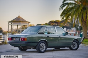 la bmw 520 d'epoca a torre del lago puccini col lago di massaciuccoli e la terrazza
