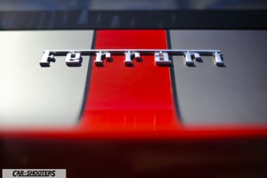 dettaglio logo posteriore ferrari