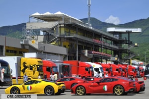 il paddock dell'autodromo del mugello con le ferrari