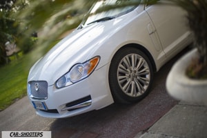 particolare jaguar xf con cerchi in lega e colore bianco perla