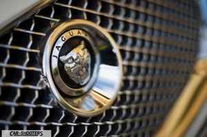 dettaglio logo jaguar frontale xf