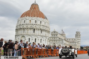 Piazza dei Miracoli con la torre pendente a pisa e la millemiglia