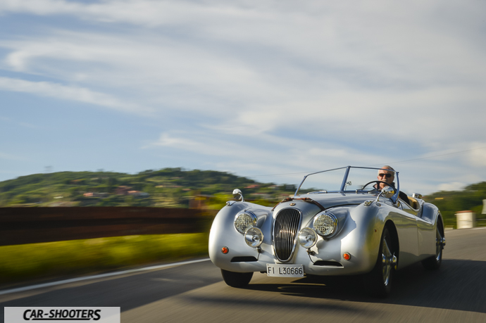 Jaguar XK120 in via montalbano a pistoia