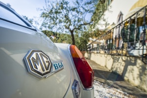 MG B GT SESTO FIORETINO VILLA STANLEY DETTAGLIO LOGO POSTERIORE
