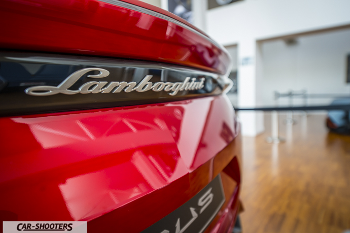 MUSEO LAMBORGHINI DETTAGLIO LOGO POSTERIORE URUS