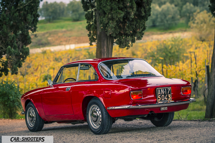 Alfa Romeo Giulia GT Junior tre quarti posteriore con sfondo su vigna