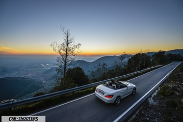 tramonto sul mare visto dal monte serra, sulla strada c'è parcheggiata la nostra slk