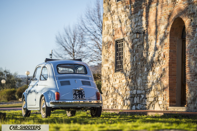 Nuova Fiat 500 D tre quarti posteriore con casolare