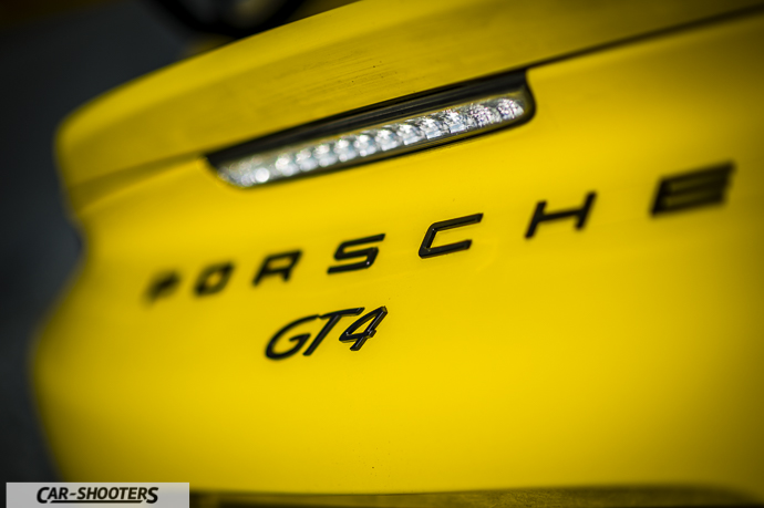 Porsche Cayman GT4 logo posteriore