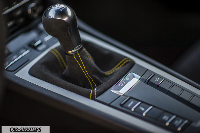 Porsche Cayman GT4 dettaglio leva del cambio