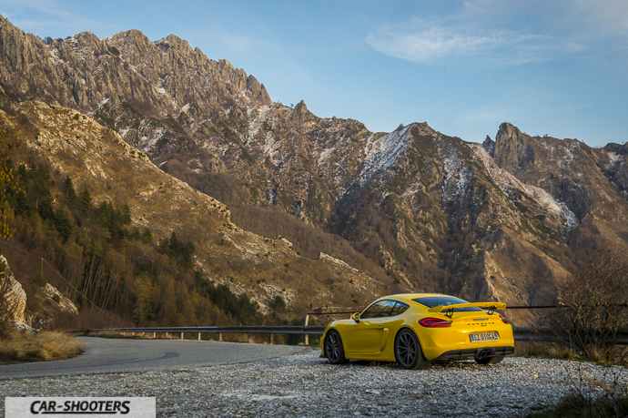 Porsche Cayman GT4 sul passo del vestito