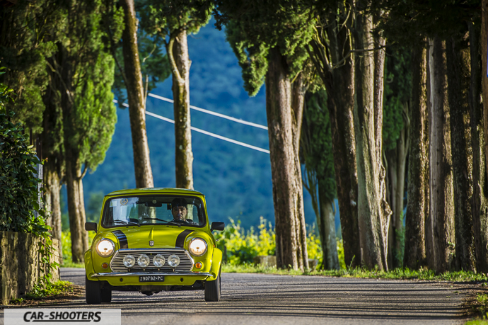 Austin Mini marcia su strada