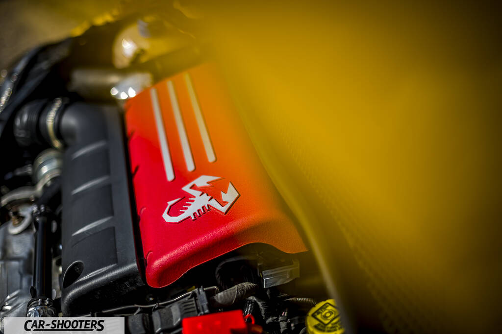 Abarth 595 Competizione – engine bay, red engine cover with scorpion logo