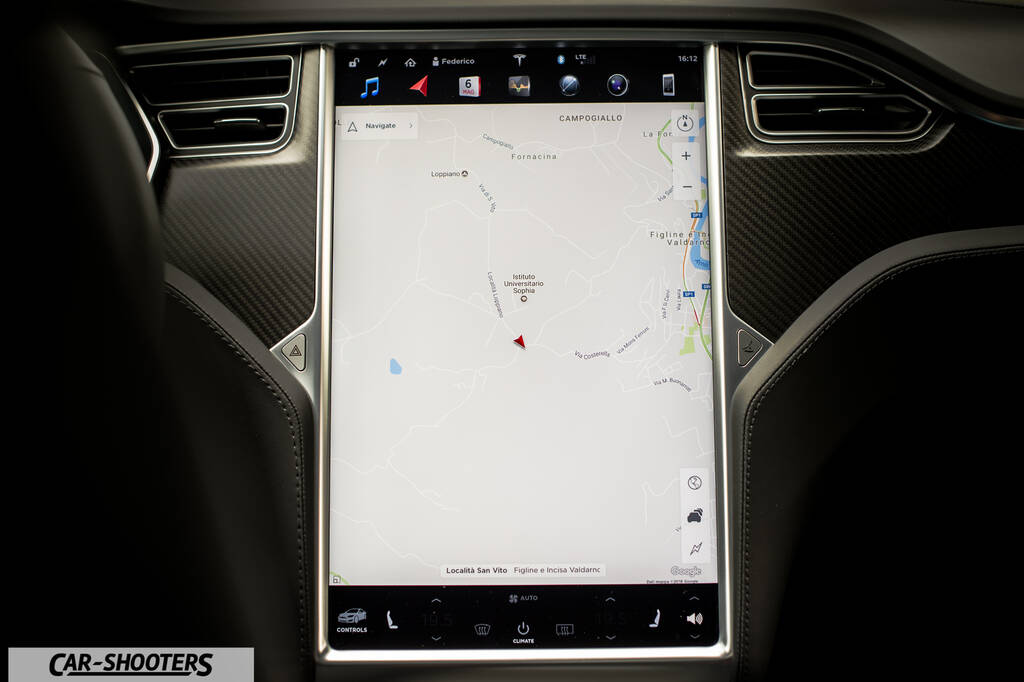 Tesla Model S Touchscreen Funzionamento – dashboard, large central touchscreen display