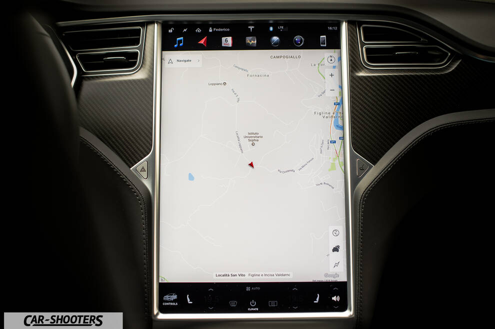 Tesla Model S Touchscreen Funzionamento – dashboard, large central touchscreen display