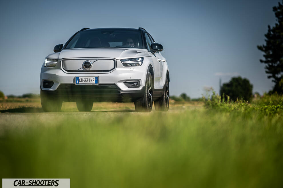 Volvo XC40 P8 – front three-quarter, white on a country road