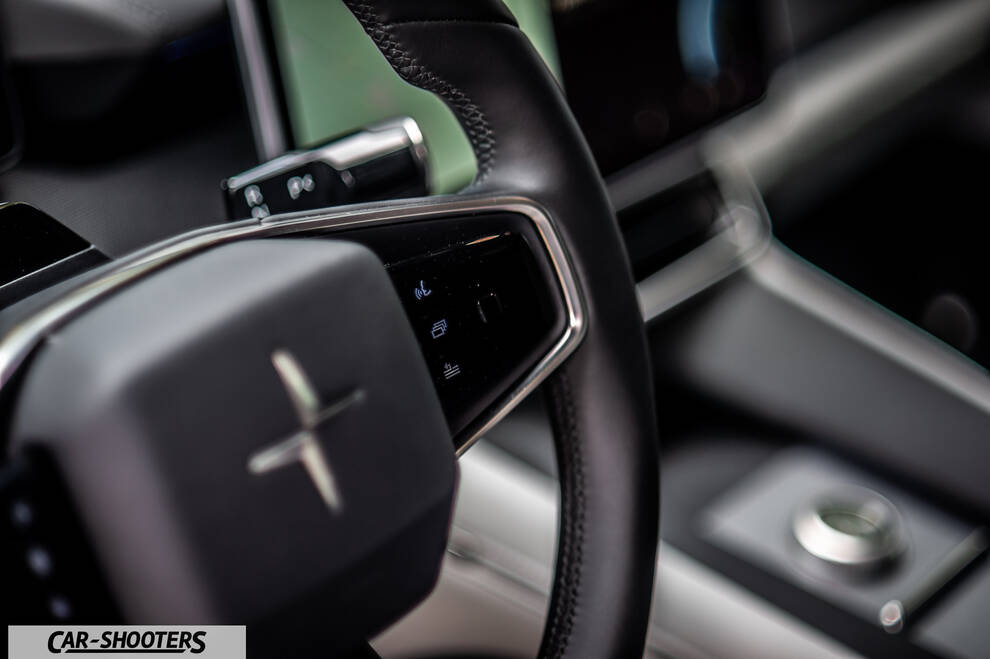 Polestar 4 – dashboard, leather steering wheel close-up