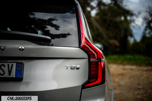 Volvo XC90 2025 – rear view, silver on a country road